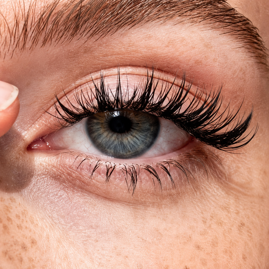 Comparative Analysis: Eyelash Extensions in Chicago Versus DIY Lash Kits